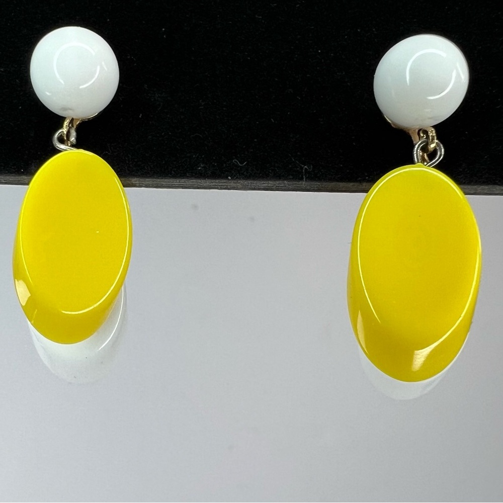 Vintage Trifari Yellow & White Drop Clip On Earrings
